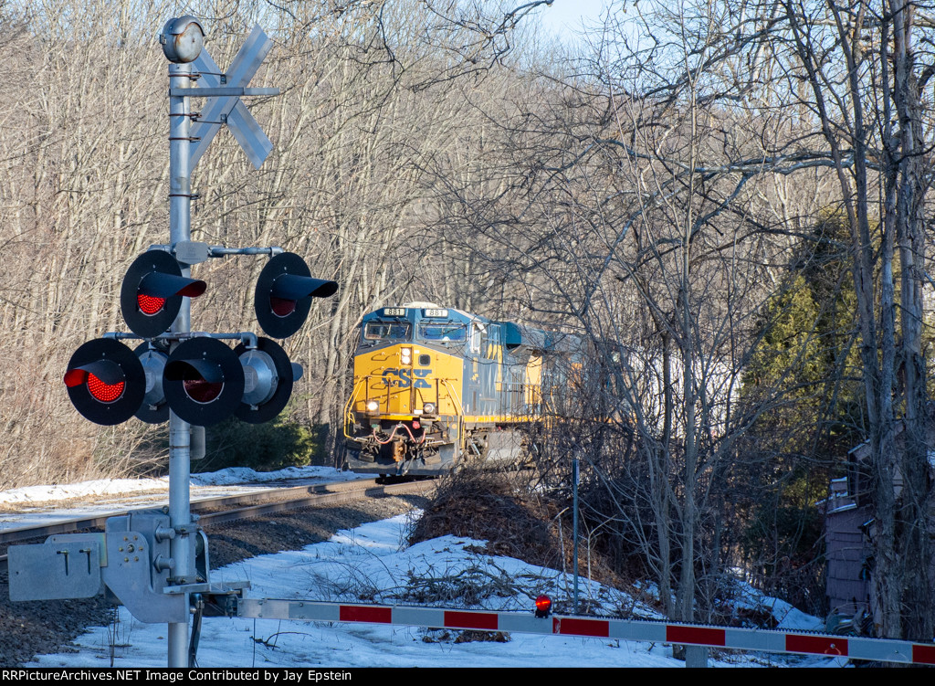 Q425 rounds the bend at Upper Russell Road